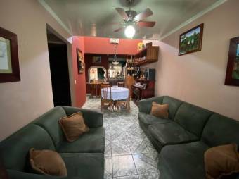 Se vende espaciosa casa con balcón en Santo Domingo de Heredia 23-1278