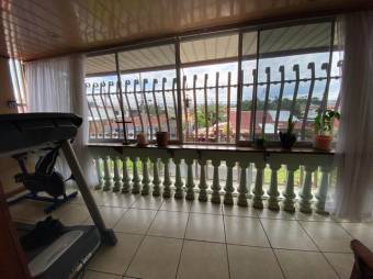 Se vende espaciosa casa con balcón en Santo Domingo de Heredia 23-1278