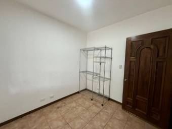 Se vende espaciosa casa en condominio de Mercedes Heredia 26-106