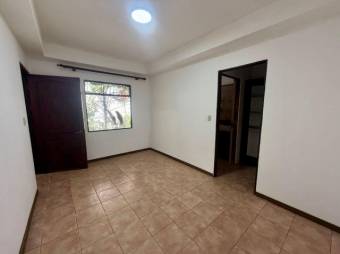 Se vende espaciosa casa en condominio de Mercedes Heredia 26-106