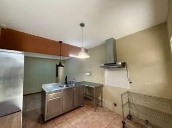 Se vende espaciosa casa en condominio de Mercedes Heredia 26-106