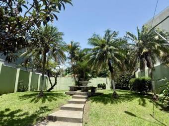 Se vende espaciosa casa en condominio de Mercedes Heredia 26-106