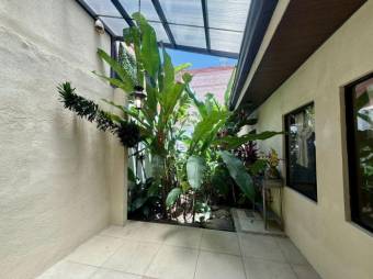 Se vende espaciosa casa en condominio de Mercedes Heredia 26-106