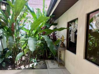 Se vende espaciosa casa en condominio de Mercedes Heredia 26-106