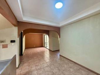 Se vende espaciosa casa en condominio de Mercedes Heredia 26-106