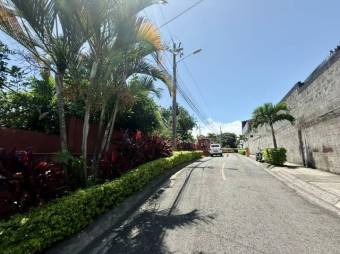 Se vende espaciosa casa en condominio de Mercedes Heredia 26-106