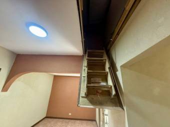 Se vende espaciosa casa en condominio de Mercedes Heredia 26-106