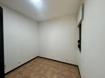 Se vende espaciosa casa en condominio de Mercedes Heredia 26-106