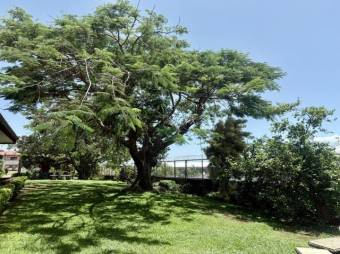 Se vende espaciosa casa en condominio de Mercedes Heredia 26-106