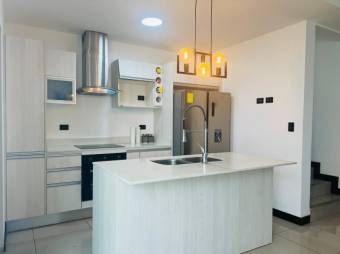 Se vende moderna casa en condominio de San Miguel de Heredia 26-308