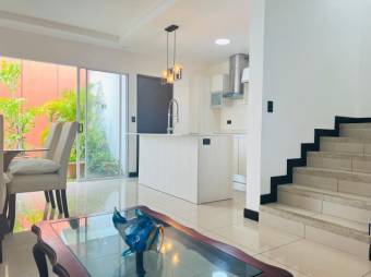Se vende moderna casa en condominio de San Miguel de Heredia 26-308
