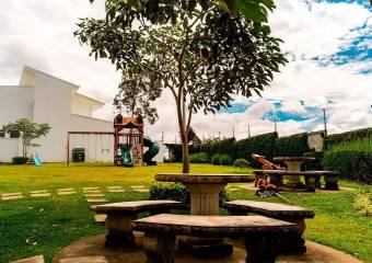 Se vende moderna casa en condominio de San Miguel de Heredia 26-308