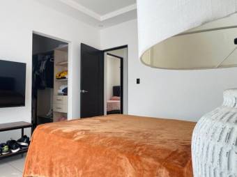 Se vende moderna casa en condominio de San Miguel de Heredia 26-308