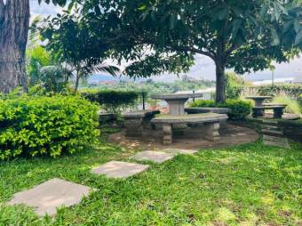 Se vende moderna casa en condominio de San Miguel de Heredia 26-308