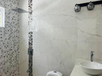 Se vende moderna casa en condominio de San Miguel de Heredia 26-308