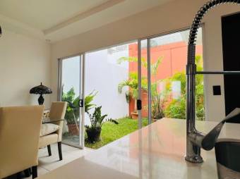 Se vende moderna casa en condominio de San Miguel de Heredia 26-308