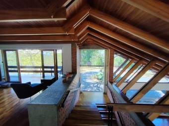 Se vende espaciosa casa con lote de 5,000m2 en Santo Tomas Heredia 24-1570