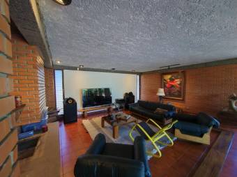 Se vende espaciosa casa con lote de 5,000m2 en Santo Tomas Heredia 24-1570