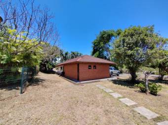 Se vende espaciosa casa con lote de 5,000m2 en Santo Tomas Heredia 24-1570