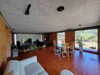 Se vende espaciosa casa con lote de 5,000m2 en Santo Tomas Heredia 24-1570