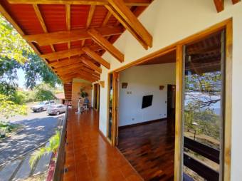 Se vende espaciosa casa con lote de 5,000m2 en Santo Tomas Heredia 24-1570