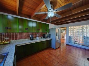 Se vende espaciosa casa con lote de 5,000m2 en Santo Tomas Heredia 24-1570