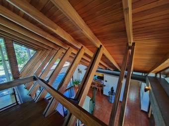 Se vende espaciosa casa con lote de 5,000m2 en Santo Tomas Heredia 24-1570