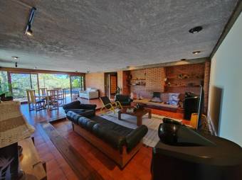 Se vende espaciosa casa con lote de 5,000m2 en Santo Tomas Heredia 24-1570