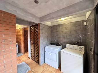 Se vende amplia quinta de 3,400m2 en Angeles de Heredia 26-442