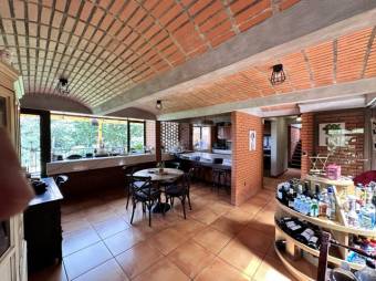 Se vende amplia quinta de 3,400m2 en Angeles de Heredia 26-442