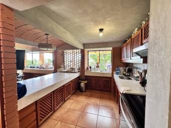 Se vende amplia quinta de 3,400m2 en Angeles de Heredia 26-442