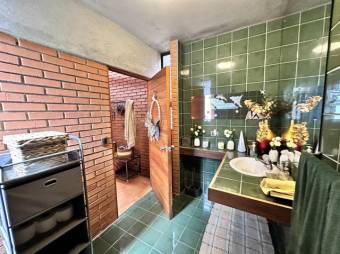 Se vende amplia quinta de 3,400m2 en Angeles de Heredia 26-442