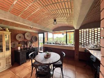 Se vende amplia quinta de 3,400m2 en Angeles de Heredia 26-442