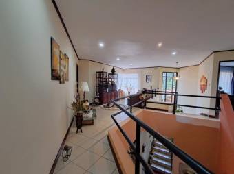 Se vende espaciosa casa con amplio lote en San Rafael Heredia 26-37