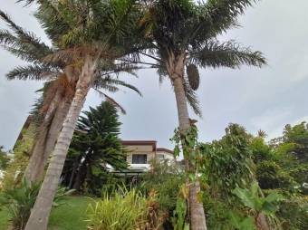 Se vende espaciosa casa con amplio lote en San Rafael Heredia 26-37