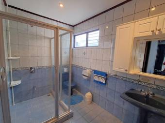 Se vende espaciosa casa con amplio lote en San Rafael Heredia 26-37