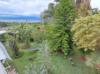 Se vende espaciosa casa con amplio lote en San Rafael Heredia 26-37