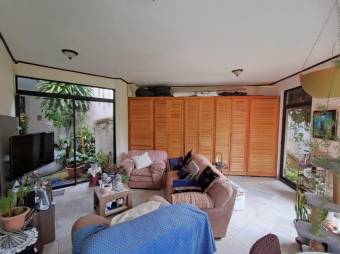 Se vende espaciosa casa con amplio lote en San Rafael Heredia 26-37