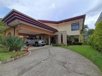 Se vende espaciosa casa con amplio lote en San Rafael Heredia 26-37