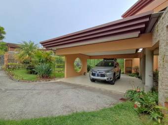 Se vende espaciosa casa con amplio lote en San Rafael Heredia 26-37