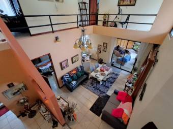 Se vende espaciosa casa con amplio lote en San Rafael Heredia 26-37