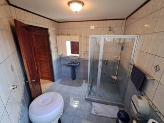 Se vende espaciosa casa con amplio lote en San Rafael Heredia 26-37