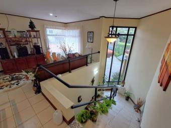 Se vende espaciosa casa con amplio lote en San Rafael Heredia 26-37