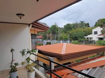 Se vende espaciosa casa con amplio lote en San Rafael Heredia 26-37