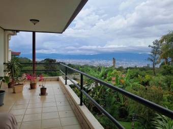 Se vende espaciosa casa con amplio lote en San Rafael Heredia 26-37