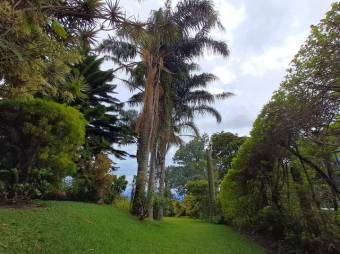 Se vende espaciosa casa con amplio lote en San Rafael Heredia 26-37