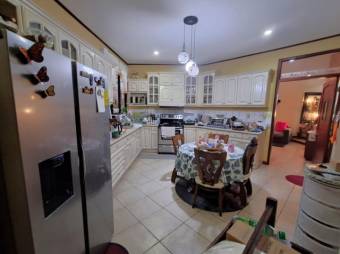 Se vende espaciosa casa con amplio lote en San Rafael Heredia 26-37