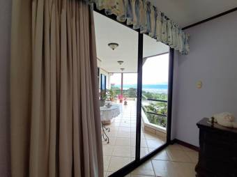 Se vende espaciosa casa con amplio lote en San Rafael Heredia 26-37