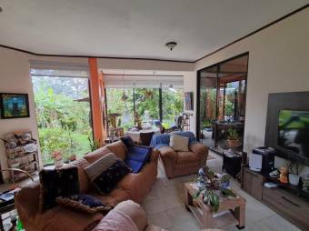 Se vende espaciosa casa con amplio lote en San Rafael Heredia 26-37