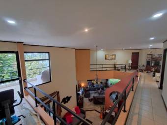 Se vende espaciosa casa con amplio lote en San Rafael Heredia 26-37